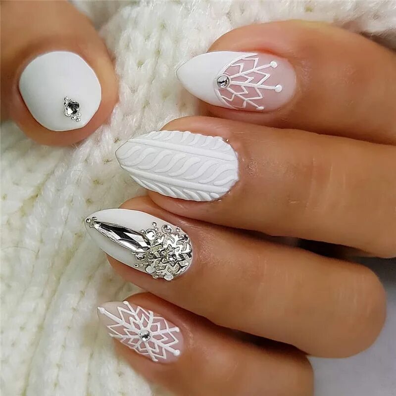 Дизайн ногтей зима 2023 2024. Зимний маникюр. Новогодние ногти. Зимний дизайн ногтей. Белый новогодний маникюр.