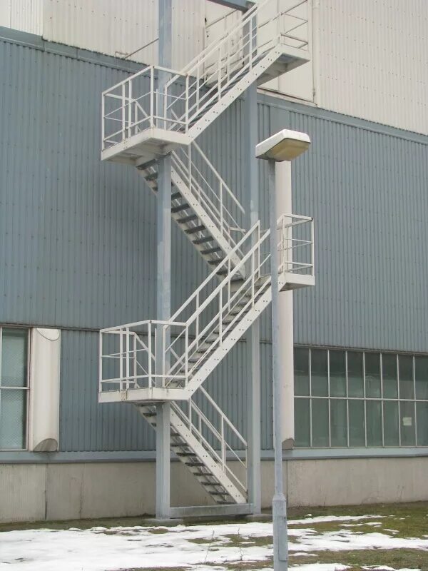 лестница пожарная п2 80. лестницы предназначенные для эвакуации из здания. пожарные эвакуационные лестницы наружные. пожарная маршевая лестница п2. наружные эвакуационные лестницы п2.