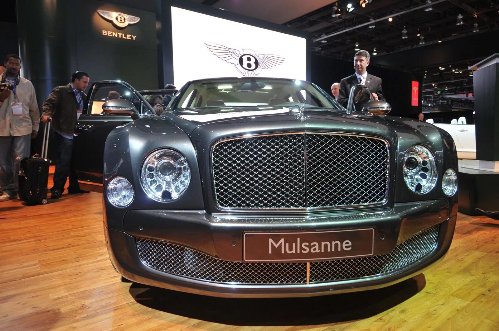 Машина похожая на бентли. Бентли Мульсан 2011 Англия. Bentley Mulsanne двигатель. Бентли Мульсан 2020. Bentley Motors будуйшыя Бентли.