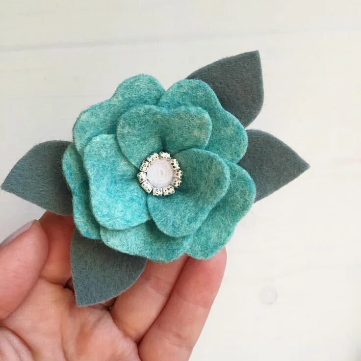 Брошь цветок из фетра. Брошь из фетра цветок. Объемная брошь из фетра. Брошка цветок из фетра. Брошь цветок из фетра мк.