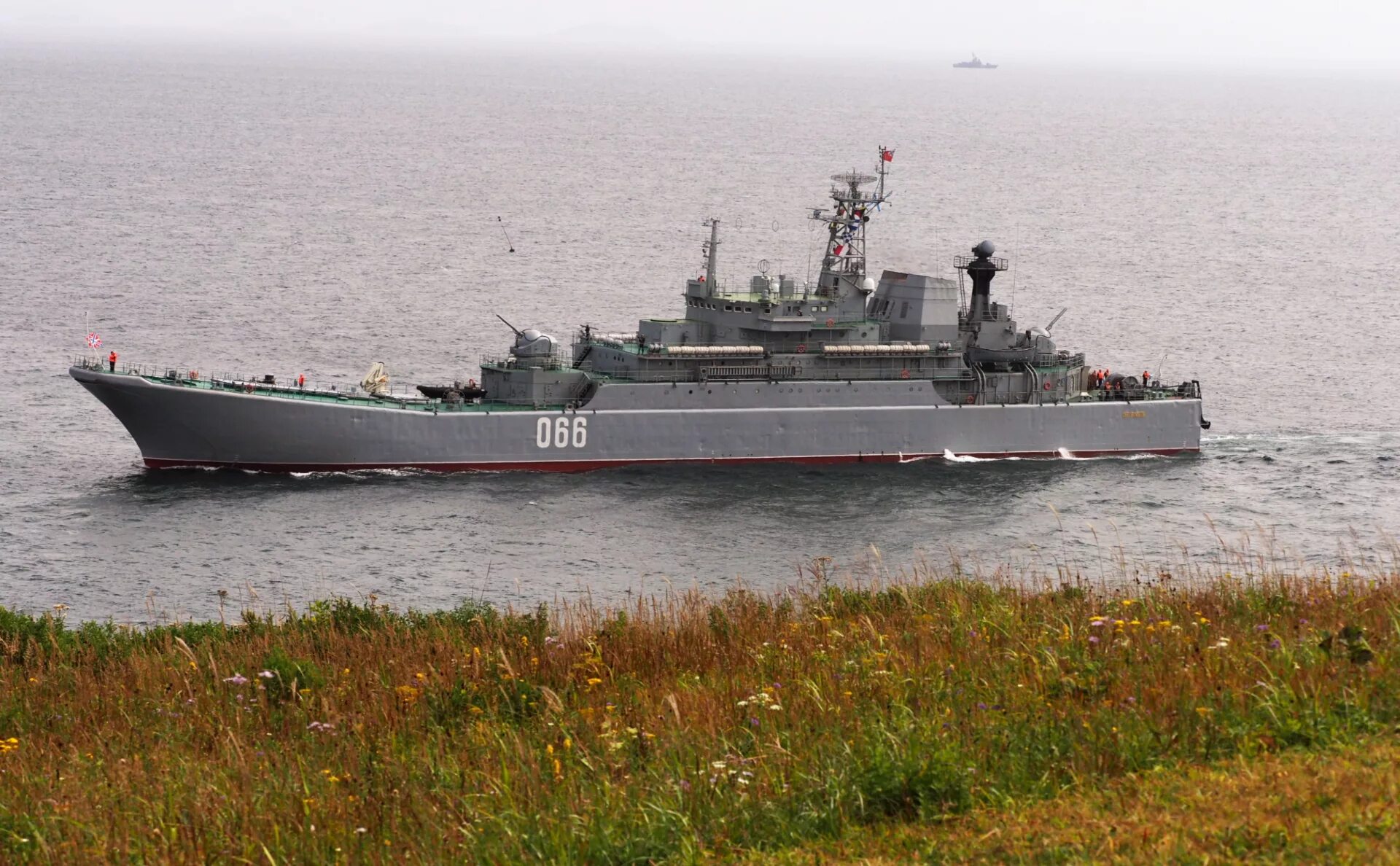 Корабль бдк что это. БДК 101 Ослябя. БДК 066 Ослябя. БДК Пересвет Владивосток. Большой десантный корабль Ослябя Владивосток.
