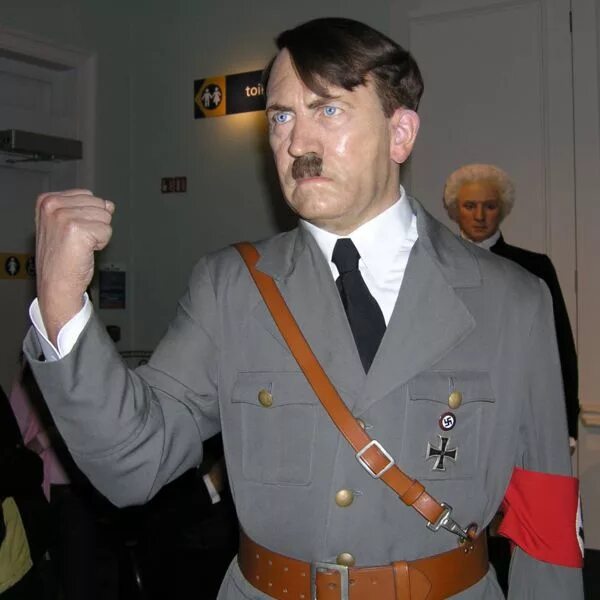 Немецкие пародии. Одежда Адольфа Гитлера. Костюм Адольфа Гитлера музей. Косплей на Гитлера.