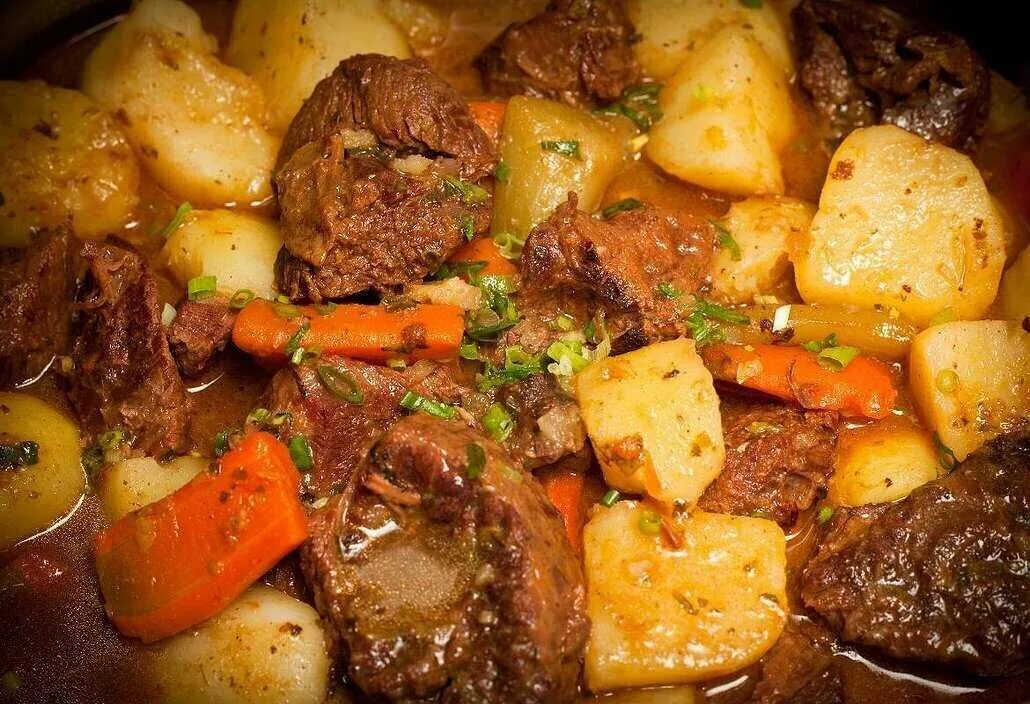 Говядина в духовке с картошкой вкусно. Говядина с картошкой в духовке. Говядина в духовке с картошкой вкусно. Свинина с картошкой. Жаркое из свинины с картошкой в духовке.