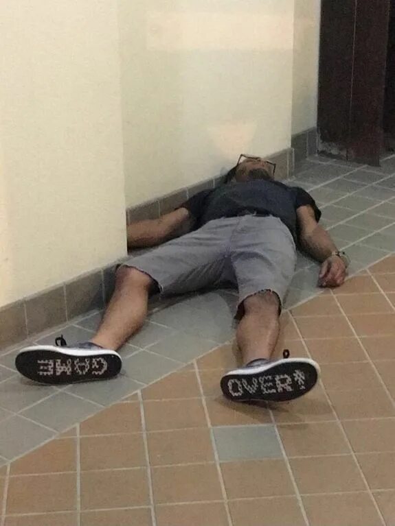 Спящий джонни депп эмбер. Общага #sleeping passed out drunk drugged. Смешные картинки пьяных девушек. When he passed out. Прилёг постоять сидя.