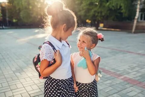 Одеваешь сестренку