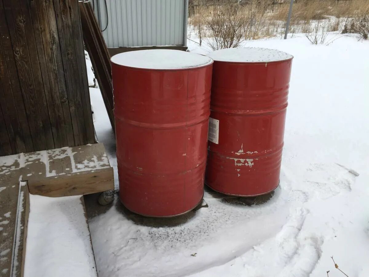 Замерзла вода в бочке. Бочки с водой на даче зимой. Авиакеросин бочка. Бочки с керосином. Сельдяная бочка.