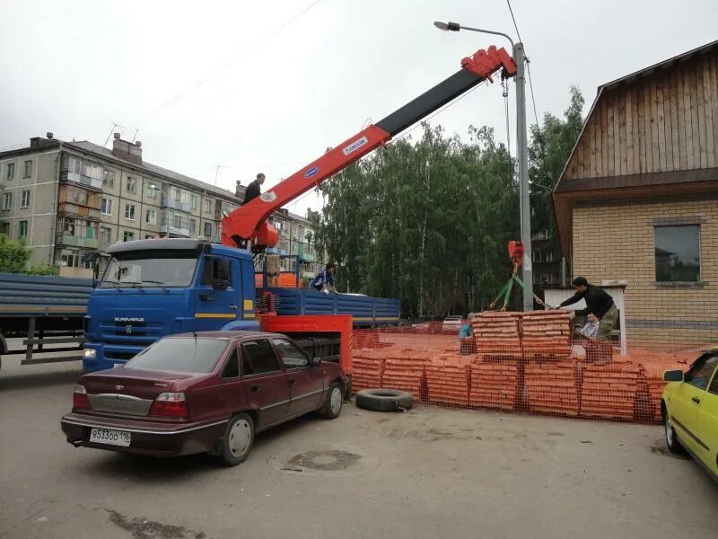 Деревянный кран-манипулятор. Манипулятор 8.4 метра. Манипулятор Ярославль. КАМАЗ манипулятор Перевоз архитектурных форм.