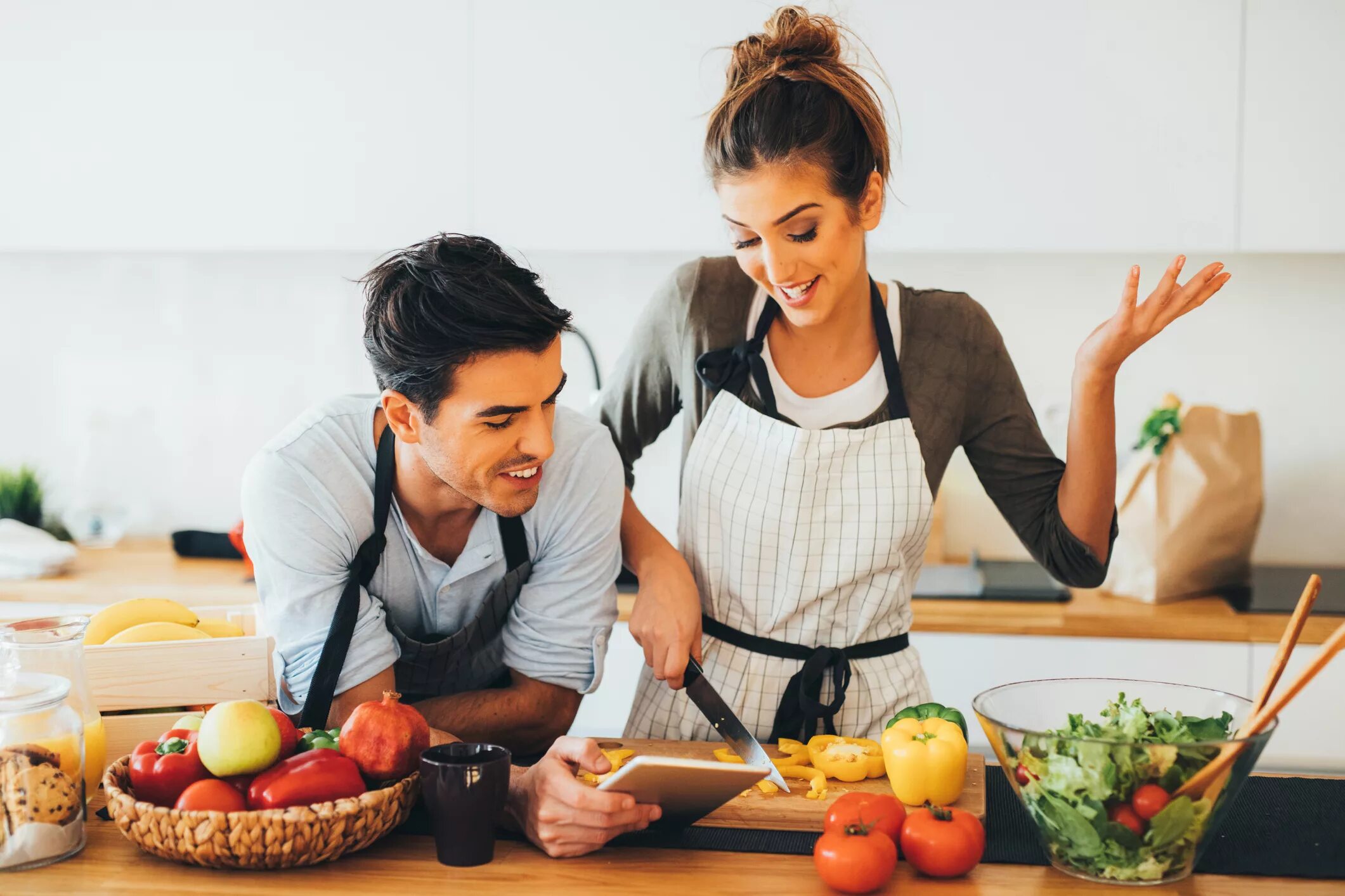 Cooking in another. Готовим вместе. Готовка на кухне. Готовка на кухне пара. Мужчина и женщина готовят вместе.