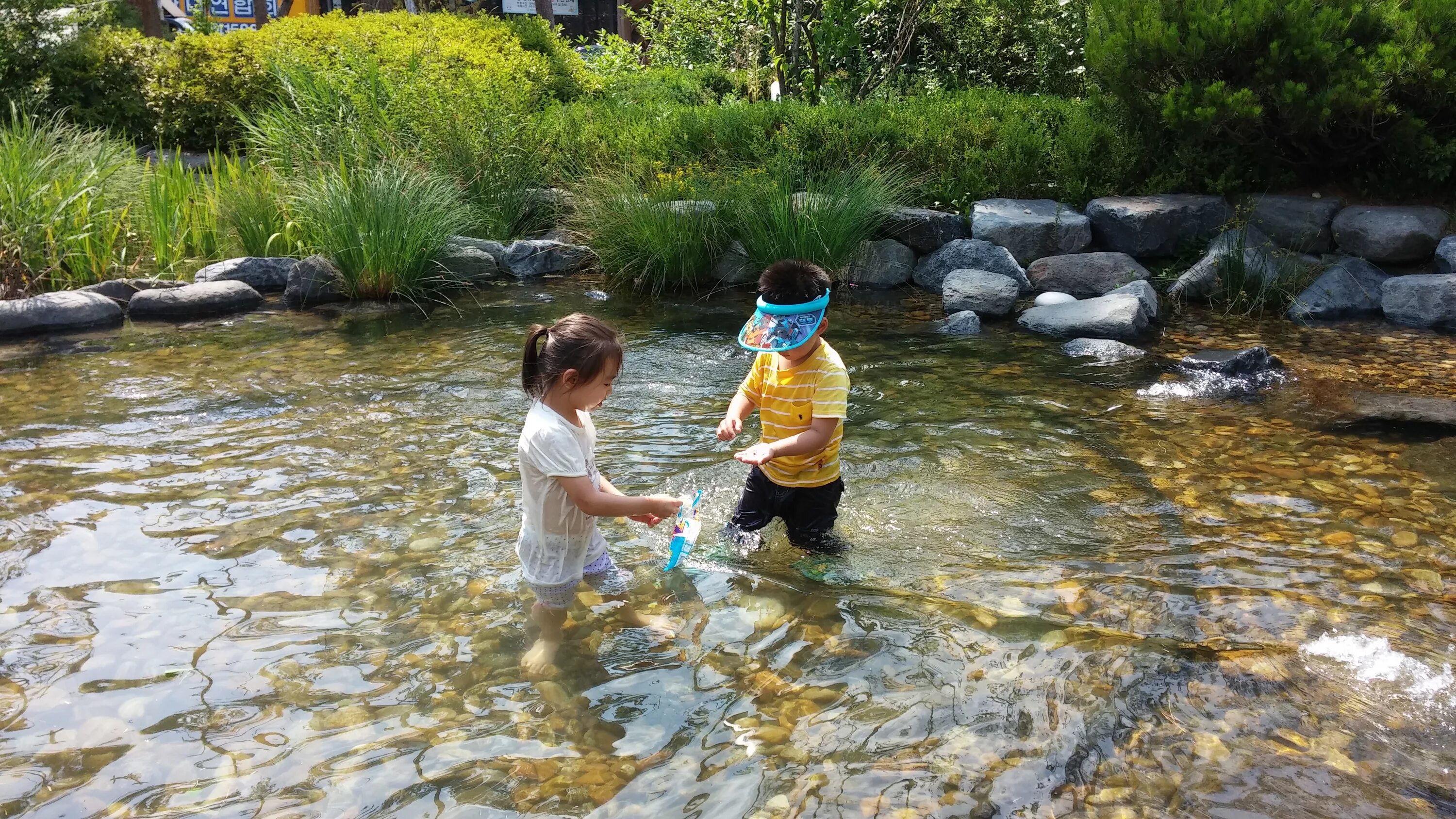 Дети воды. Дети играют в воде. Игры с водой для детей. Игры на воде река. Журчание чтобы пописать