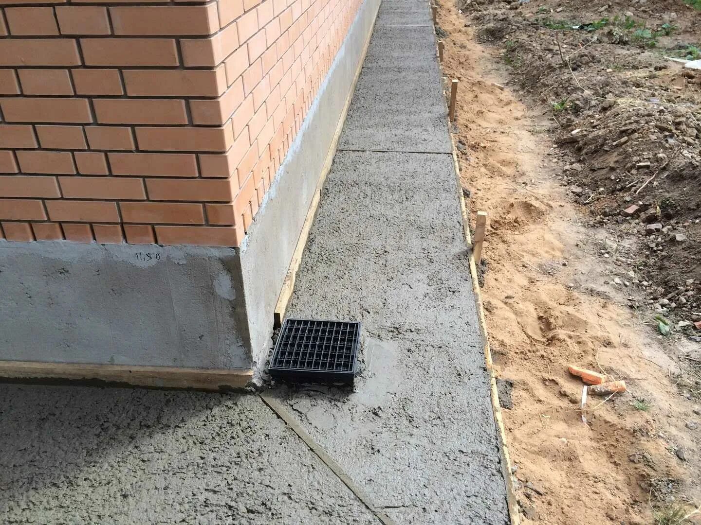 Отмостка браер. Брусчатка отмостка ливневка. Отмостка 1. Отмостка бетон в25. Контруклон отмостки.