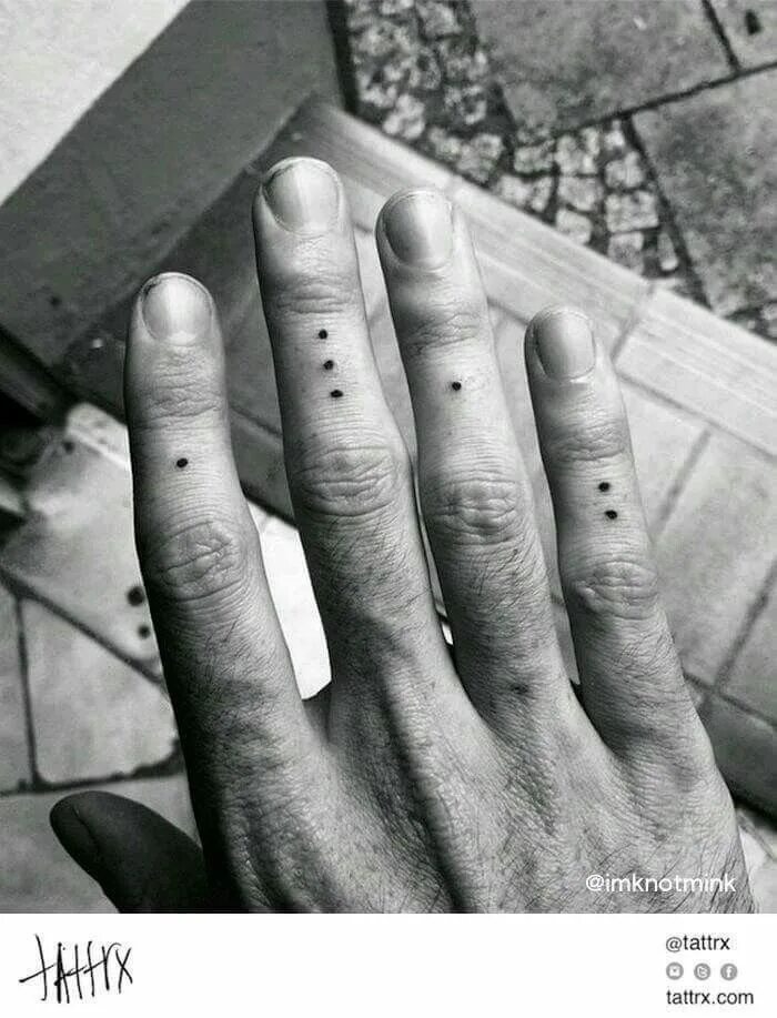 Точки на пальцах что значат. Тату на пальцах. Мини тату на пальцах. Татуировки точки на пальцах. Татуировки на пальцах в виде точек.