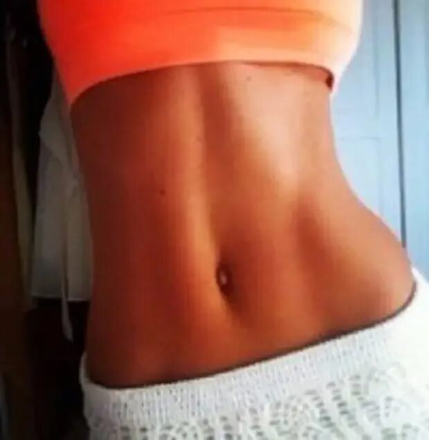 Полоска на животе у девушек. Женский живот внизу. Коричневая полоска на животе. Красивый пупок. Небольшой женский животик.