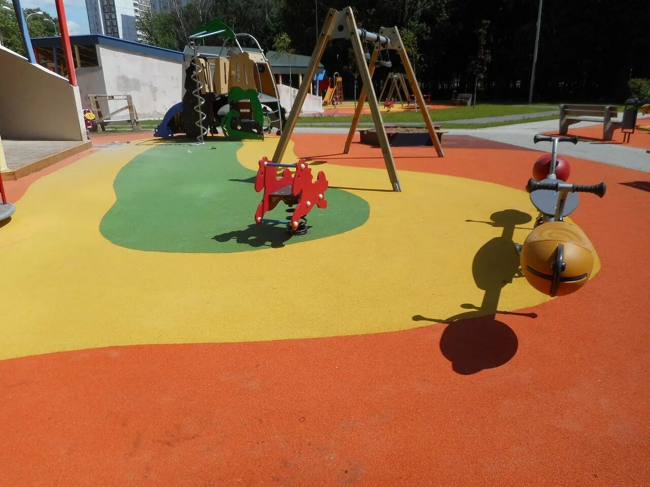 Резиновое покрытие на детской площадке. Детские площадки с резиновым покрытием. Покрытие для детских площадок из резиновой крошки. Каучуковое покрытие для детских площадок.