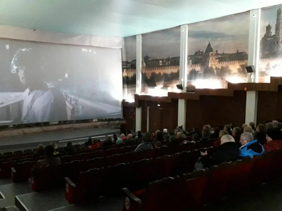 Кинотеатр севастополь холоп. Кинотеатр октябрь севастополь. аншлаг в кинотеатре.