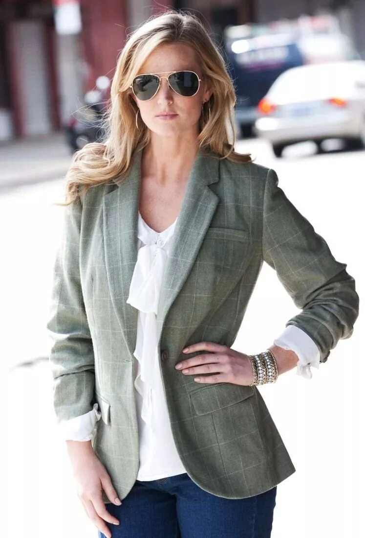 с чем носить пиджак женщинам. образы с удлиненным пиджаком. блейзер пиджак женский 2020. стиль кэжуал для женщин. стильные образы для женщин.