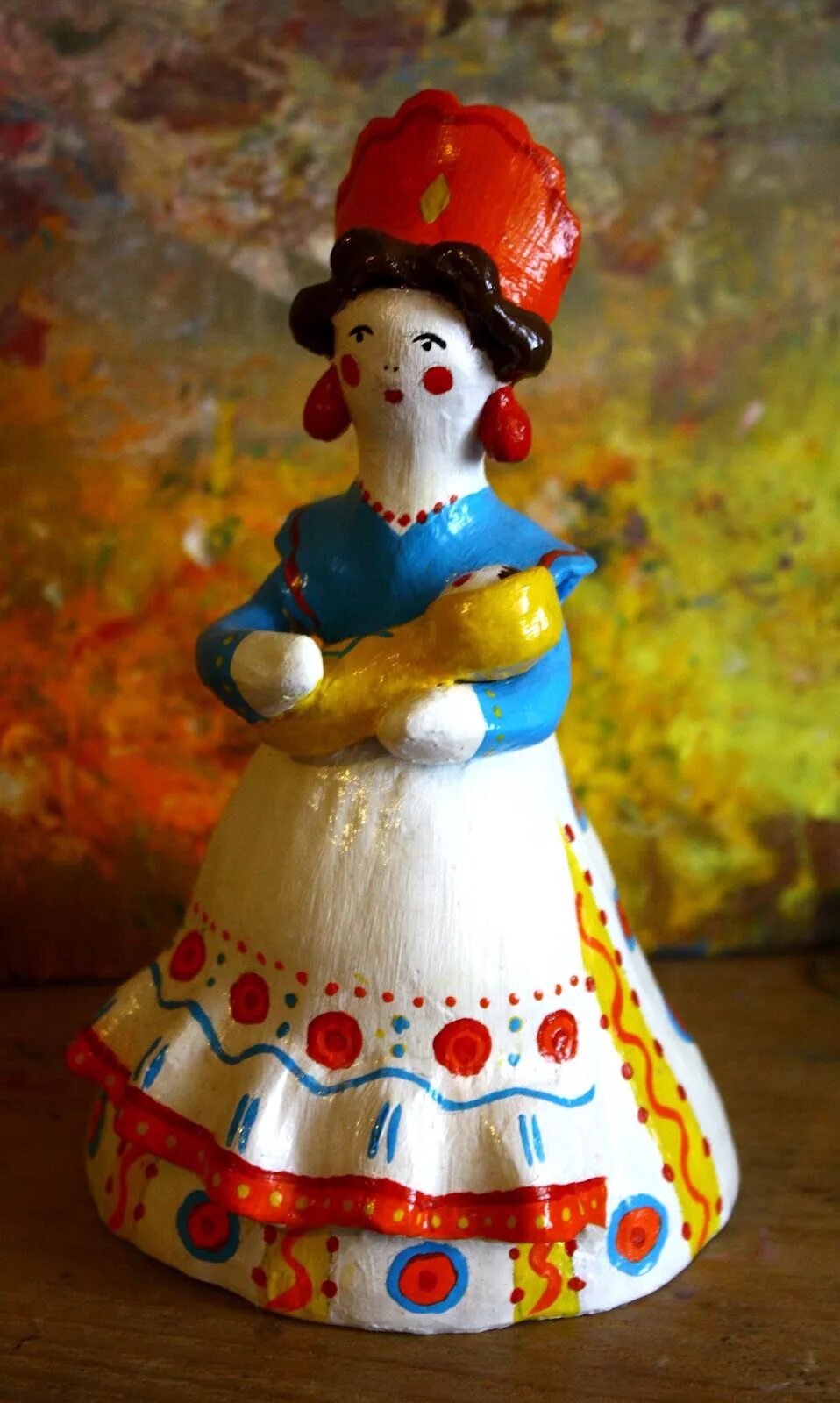дымковская барыня водоноска. барышня из глины. дымковская барышня. глиняная игрушка барыня дымковская. барышня из глины.