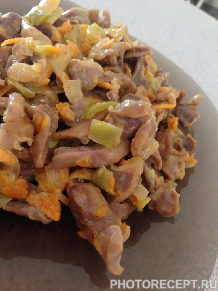 Салат из куриных желудков. Куриные желудки в соусе. Куриные желудки с подливкой. Салат с куриными желудками. Куриные желудки в духовке.