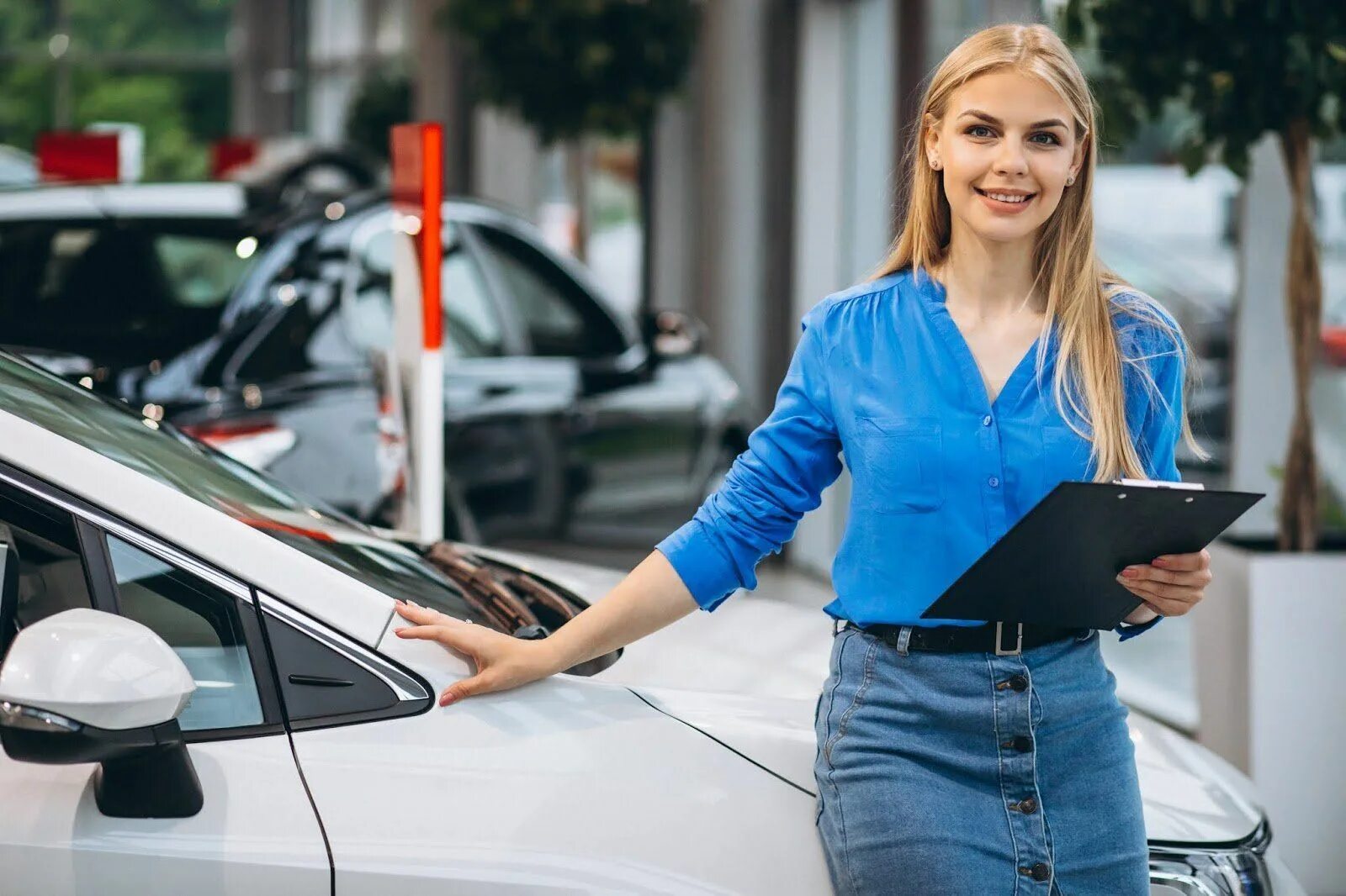 Женщина в автомобиле. Каско. Девушка продавец в автосалоне. Каско ОСАГО девушка.