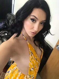 Мэнди Мьюз в коротких шортах: фотоподборка.