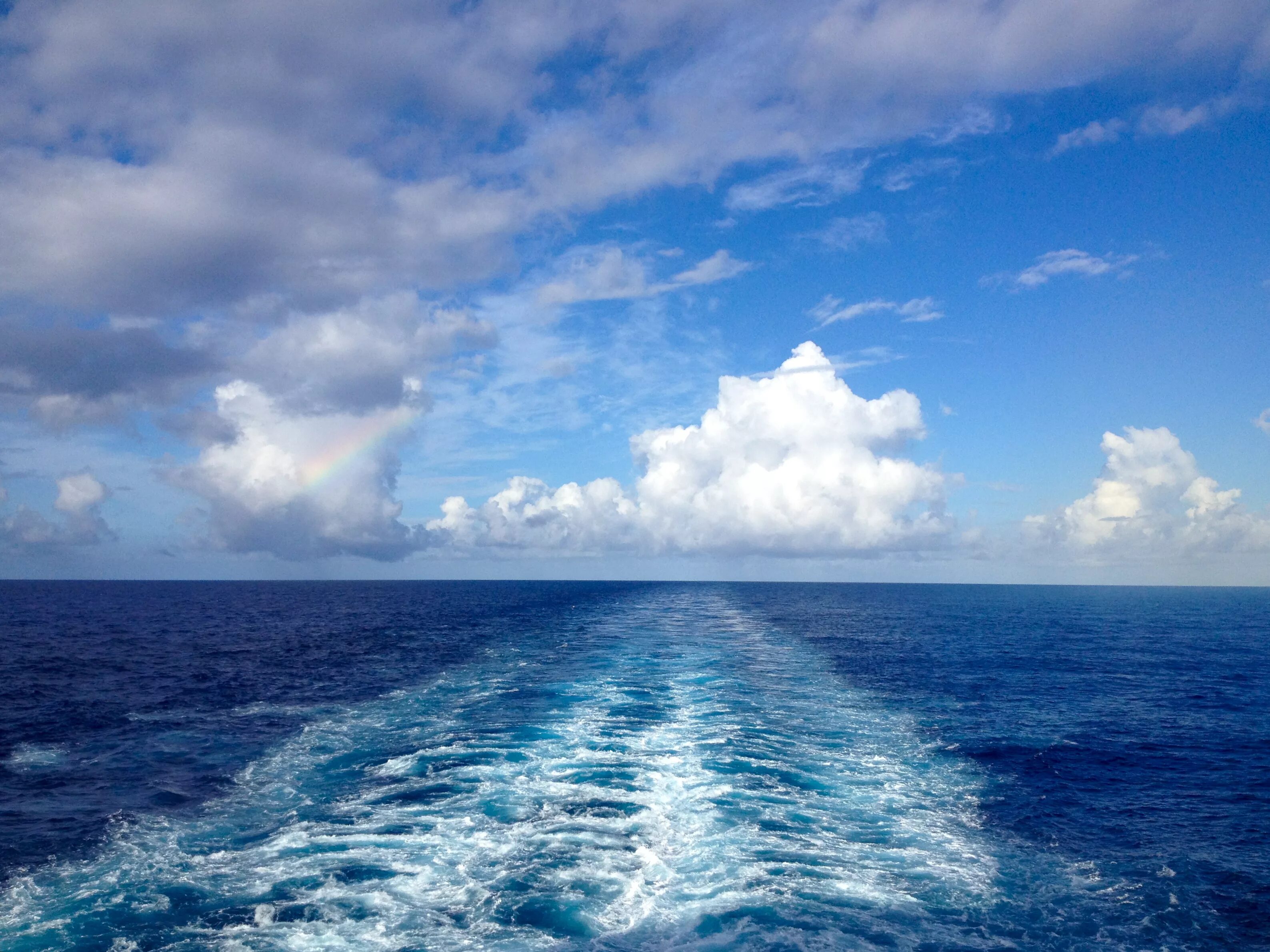 Wallpaper Blue Sea Under Blue Sky and White Clouds During Daytime, Background - 