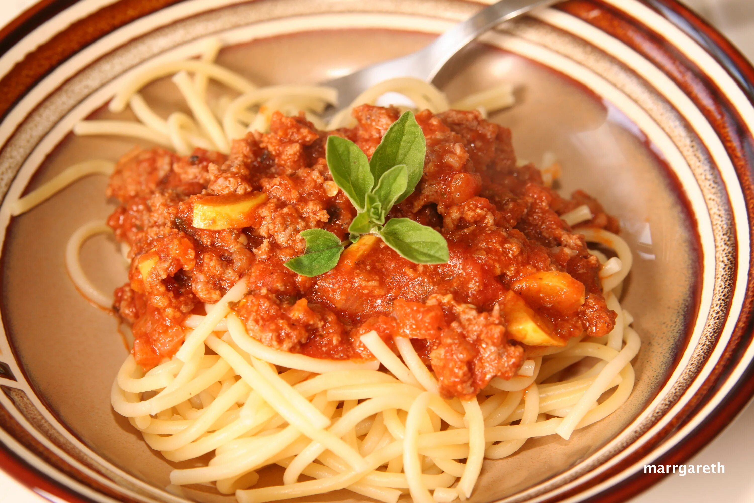 Спагетти с фаршем в соусе болоньезе. Болоньезе с фаршем. Болоньезе спагетти болоньезе. Макароны с фаршем и пастой болоньезе.