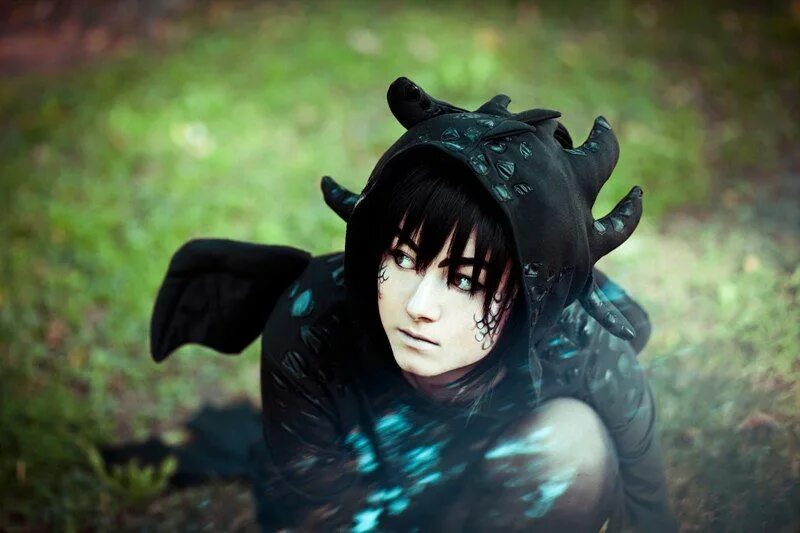 Dragon cosplay. Косплей на Беззубика. Ночная фурия косплей. Костюм ночной фурии. Дракон косплей.