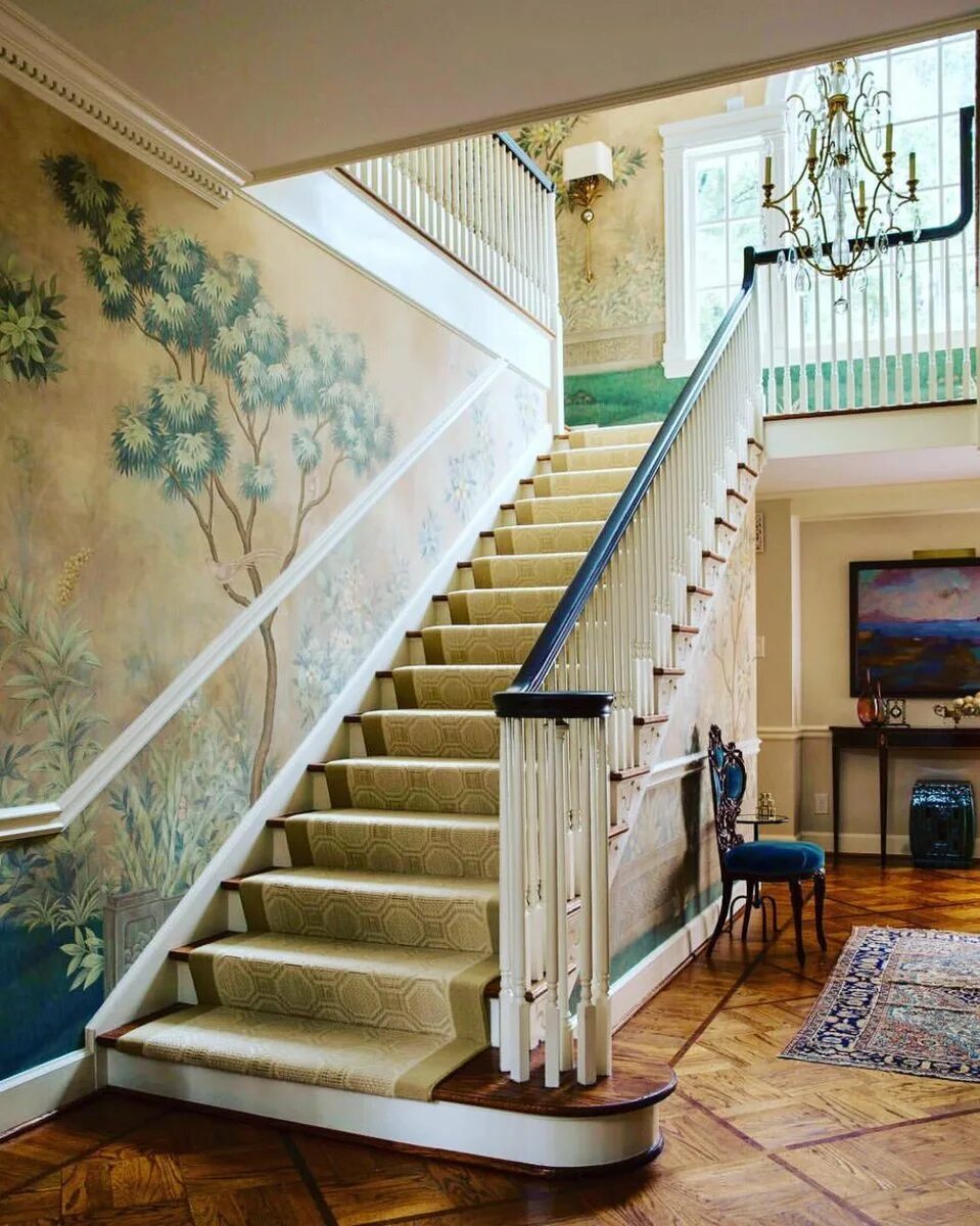 Стена лестничного пролета. Лестница в доме. Декор лестницы в частном доме. Отделка лестничного пролета. Лестница в интерьере.