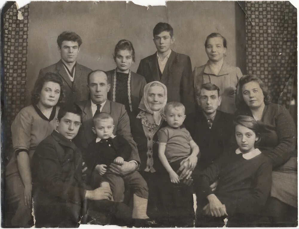 Семья советских семь детей. Многодетная семья ссср. многодетные семьи 20 века. большая семья ссср. советские семейные фото.