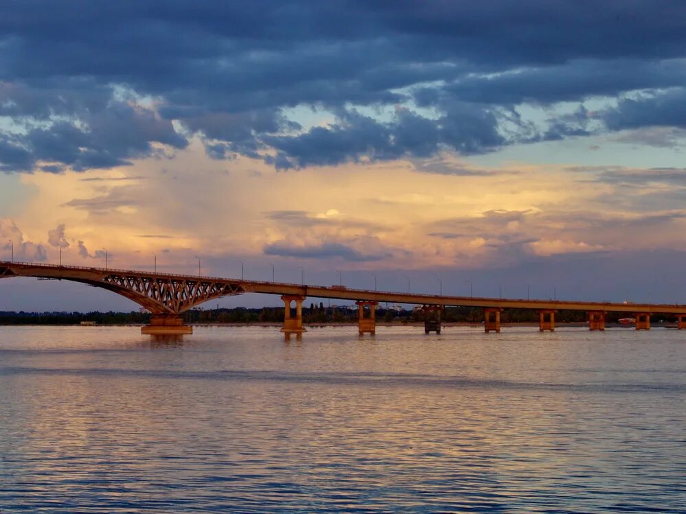 Волга мост энгельс. Река Волга Саратов. Река Волга Саратов Энгельс. Река Волга мост Саратов Энгельс. Саратов река Волга набережная реки мост-1.