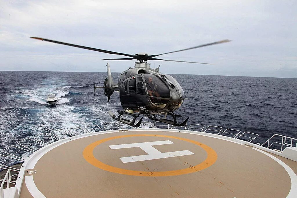 Landing area. Спикер хеликоптер. вертолёт над короблём. сан тропе хеликоптер. helicopter landing.