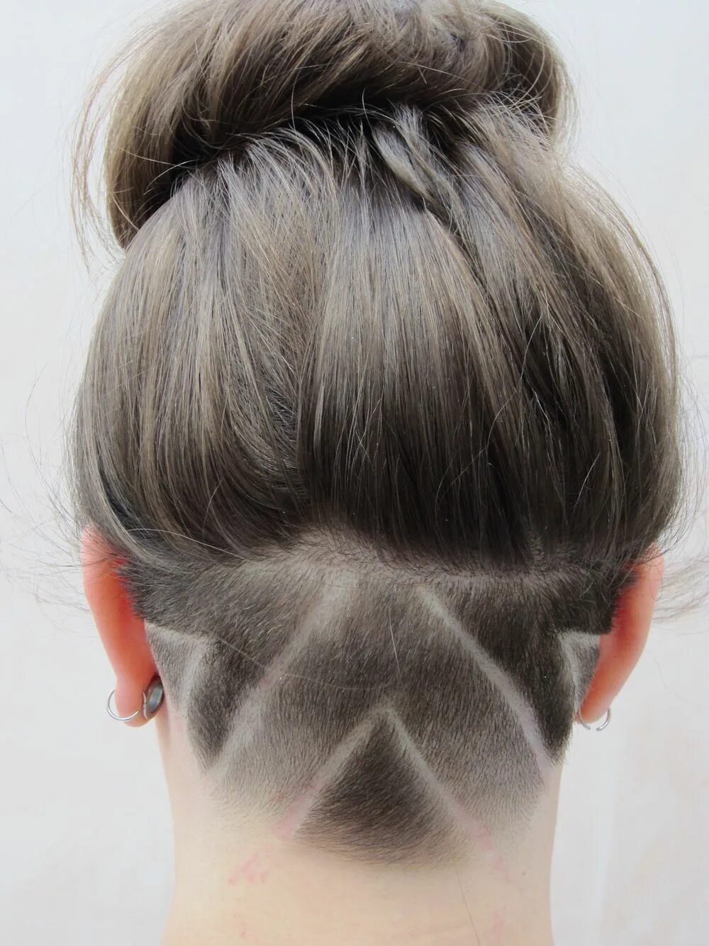 Undercut (андеркат) затылок. Стрижка с выбритым затылком. Прическа с выстриженным затылком. Причёски с выбритым затылком женские.