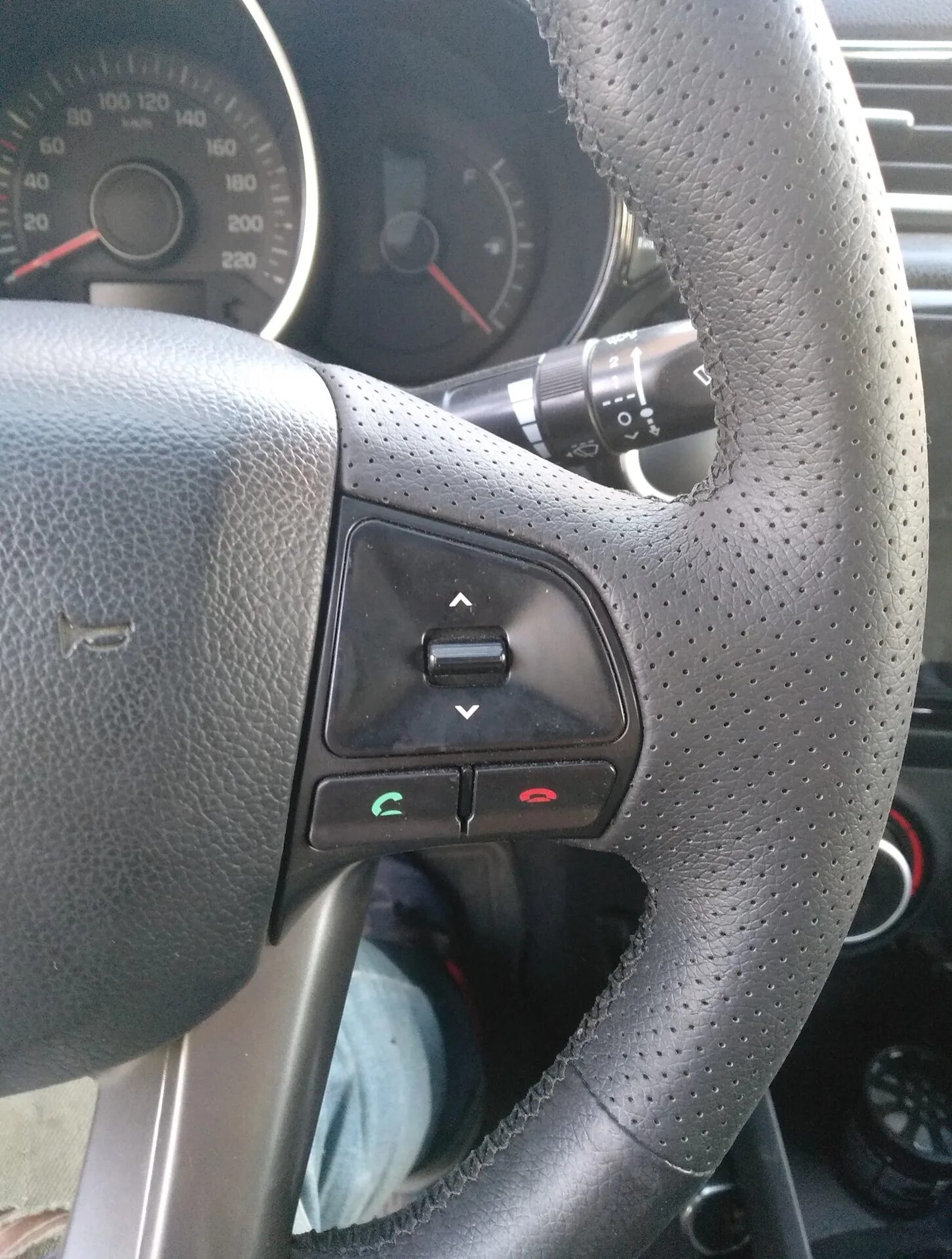 Кнопка руля ваз. Кнопка руля ваз 2107. Руль класика на 2107. Руль на ваз 2115 с кнопками 2. Кнопка руля ваз.