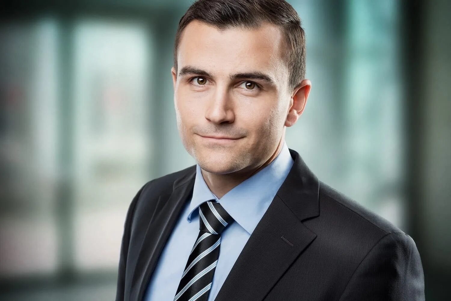 бизнесмен улыбается. деловой человек с деньгами. портрет бизнесмена. бизнесмен. деловой человек.