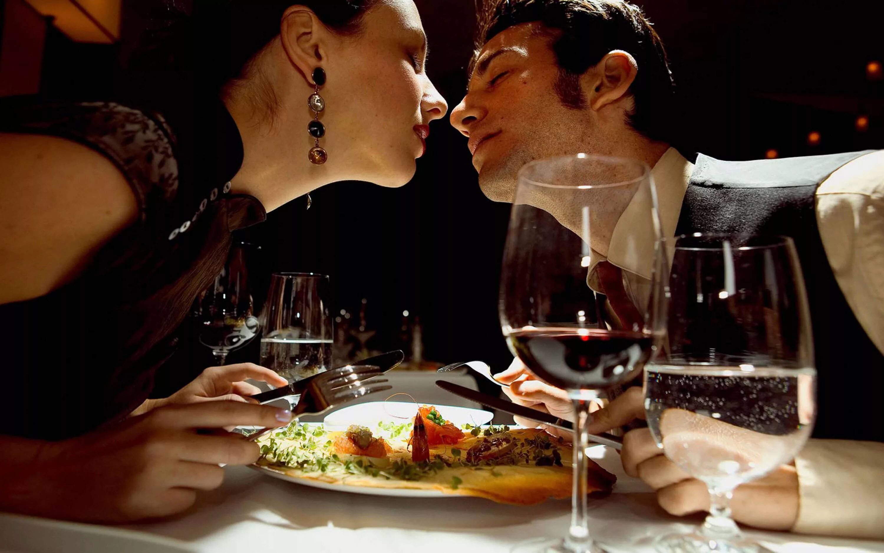 романтический ужин с вином. романтичный вечер с вином у камина. вино любви. романтический вечер с вином. песня мы сидим вдвоем и пьем вино.