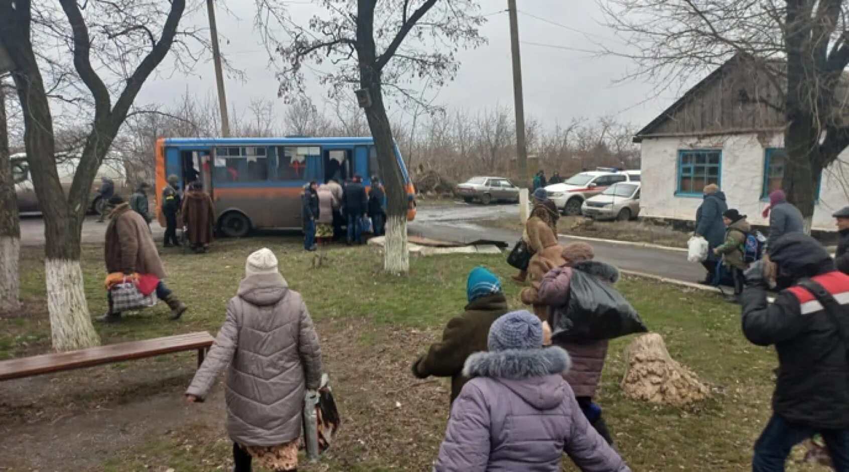 Мариуполь беженцы. Мариупольцы эвакуируются из города. Беженцы в Херсонской области. Мариуполь мирные жители. Жители харькова покидают город