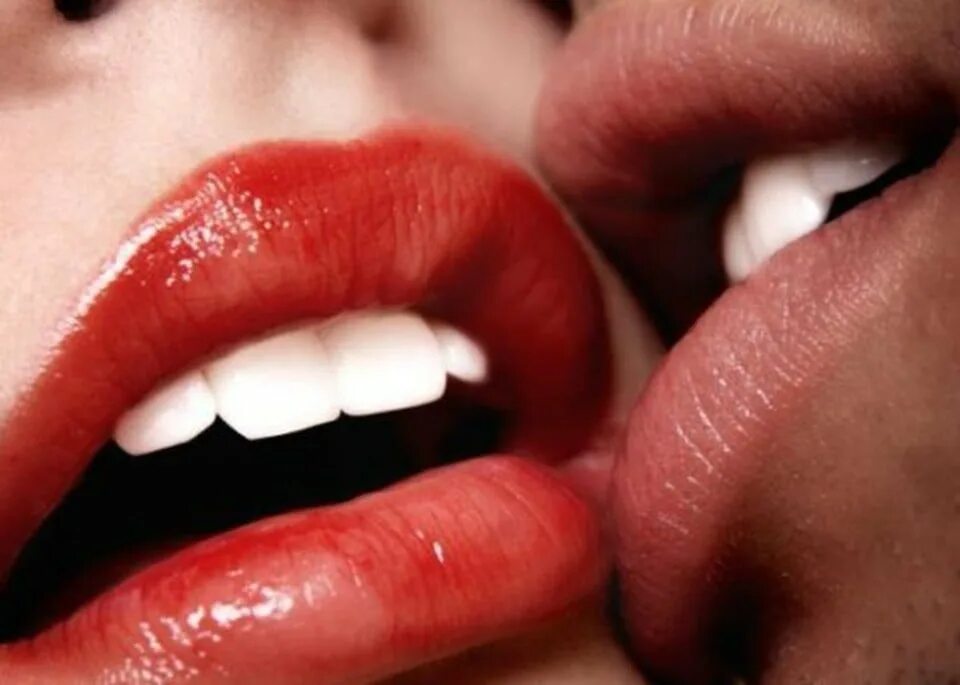 Песня поцелую губы. Поцелуй в губы. Помада для губ. Поцелуй с языком. Страстный поцелуй в губы.
