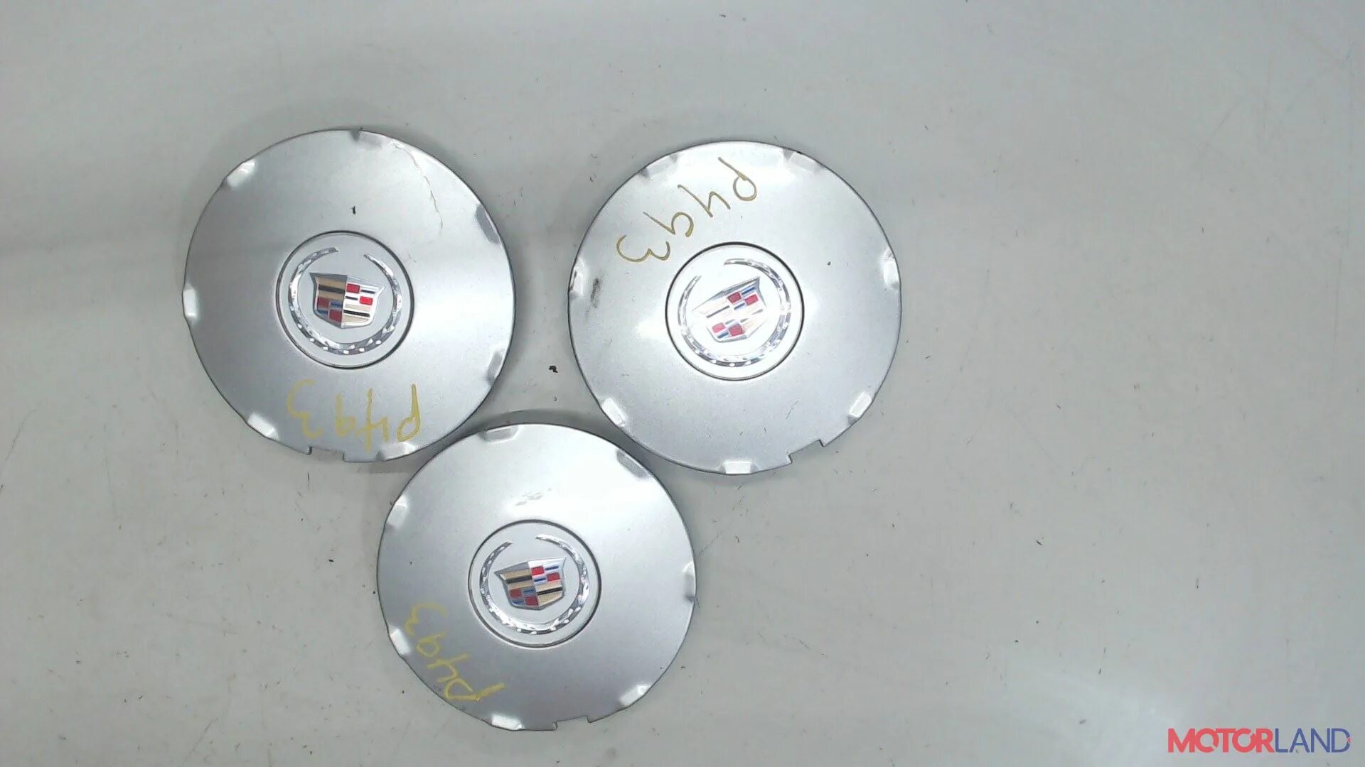 Колпак 2008. Колесные диски Cadillac CTS. Колесные диски на Кадиллак CTS 11г. Колпачок диска Кадиллак. Cadillac CTS 2 диски.