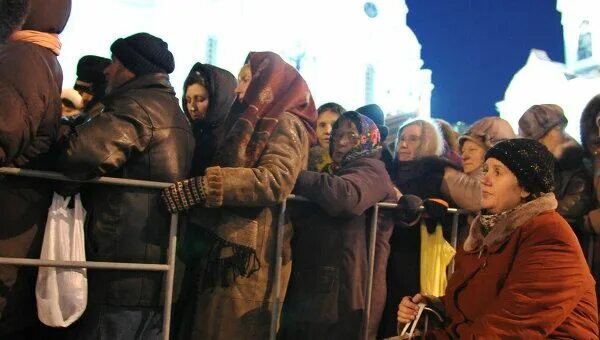 Очередь в храм. Пояс Богородицы очередь. Очередь к поясу Богородицы в Москве. Три очереди в храм.