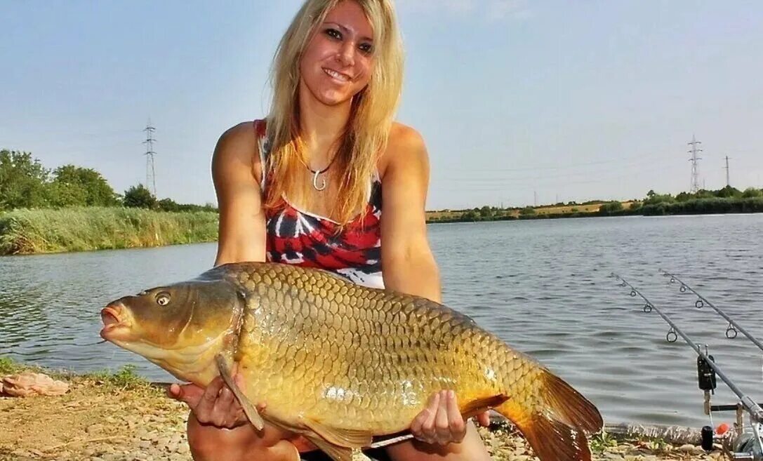 Рыбалка летом. Девушка с карпом. Рыбы и рыбалка. Красивая девушка с карпом.
