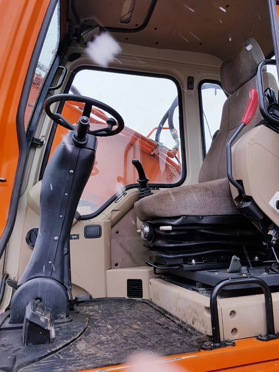 Кабина Doosan dx300. Doosan 210 колесный салон. Доосан 210 экскаватор кабина. Экскаватор Дусан 210 колесный. Салон экскаватора