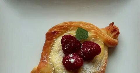 Слоеное тесто с малиной