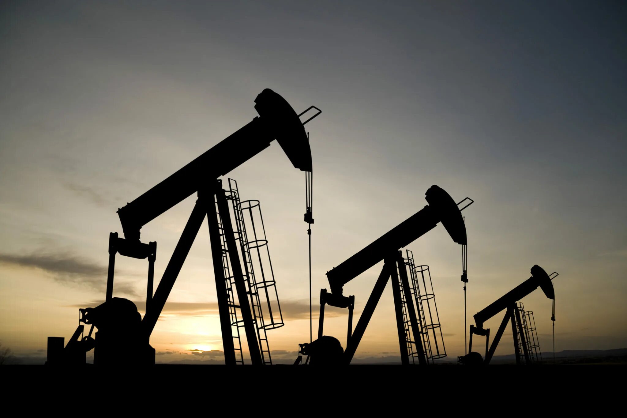 Добыча углеводородного сырья. Нефть. нефтяная промышленность. нефтедобыча фон. нефтяная отрасль.