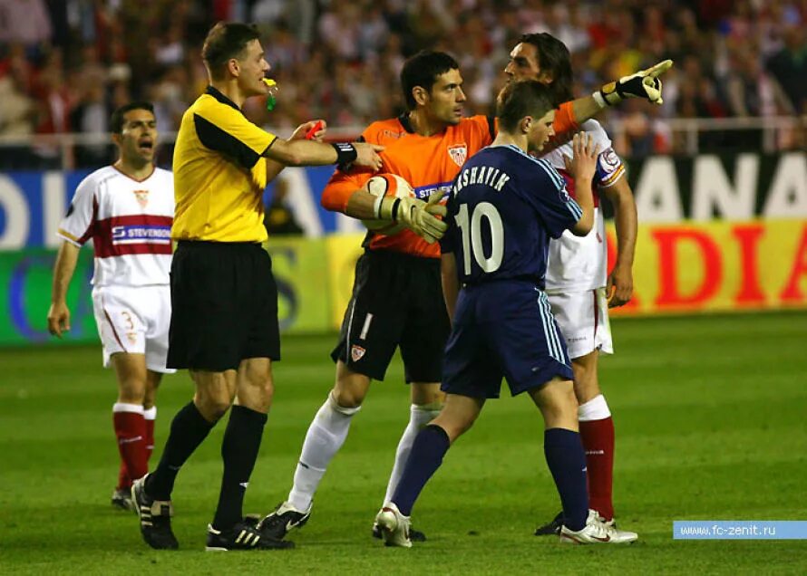 толстые профессиональные футболисты. полные футболисты. ван дер сар акинфеев. записи полных футбольных. каталин кирай.