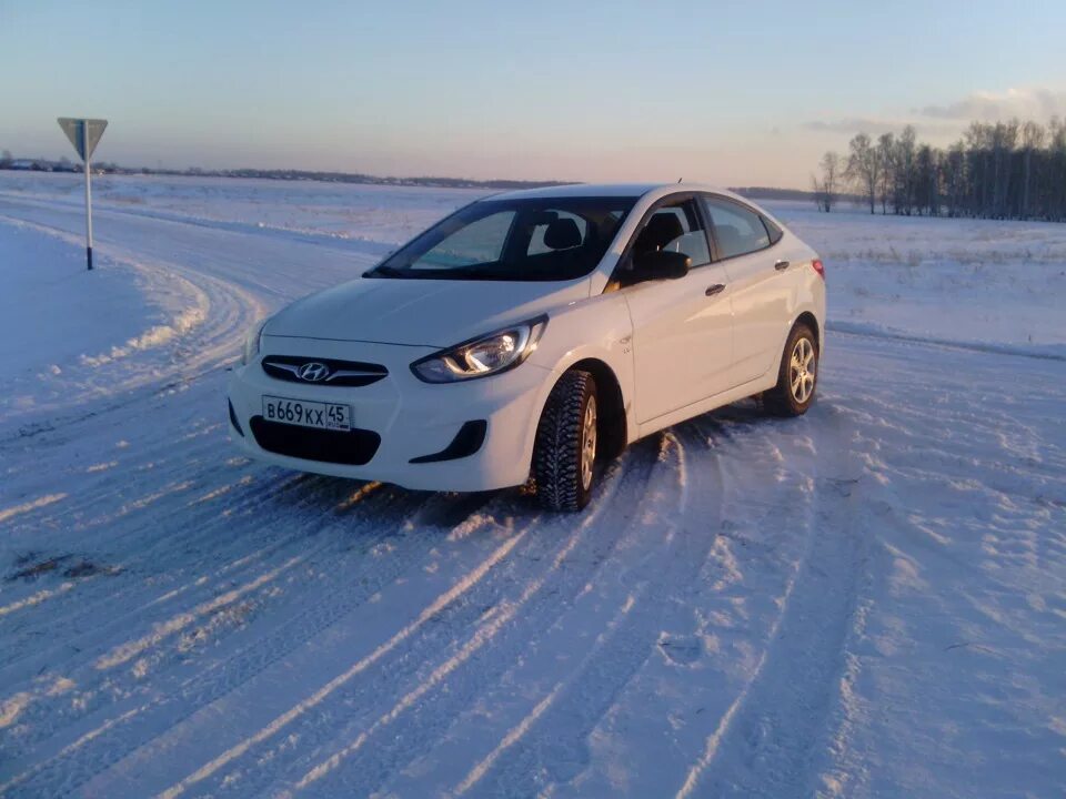 Шины зима хендай солярис. Hyundai solaris 2014 1.4 at белый. солярис solaris 2002 snow. хендай солярис 1.4 актив. hyundai solaris, 2014 года зимой.