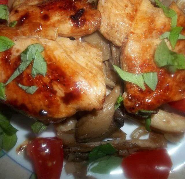 Сколько тушить куриные грудки. Курица с вешенками в духовке. куриные бедра с вешенками. жареные вешенки в соевом соусе. куриная грудка гриль с вешенками.