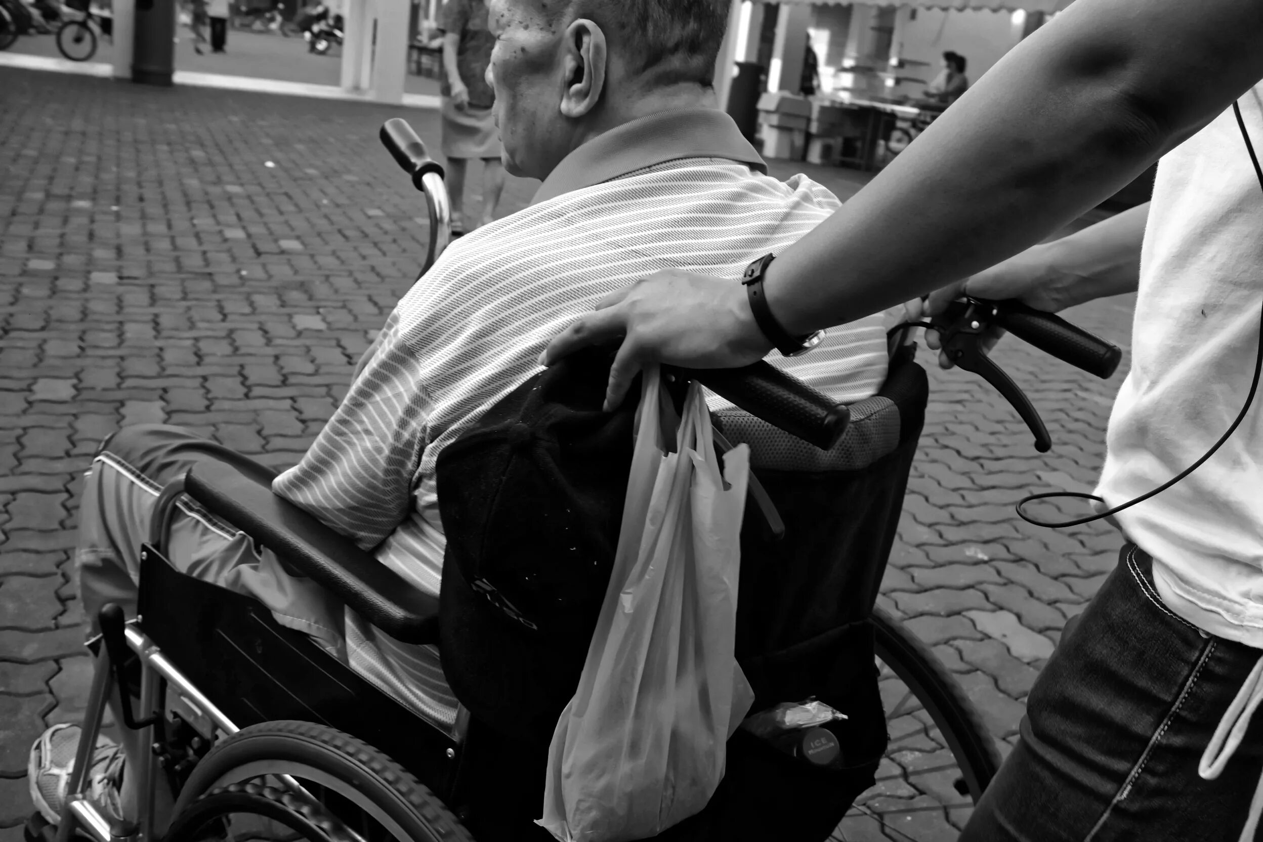 Одинокий опекун. Коляска для инвалидов. Инвалид черно белый. Инвалид колясочник. Инвалидное кресло.
