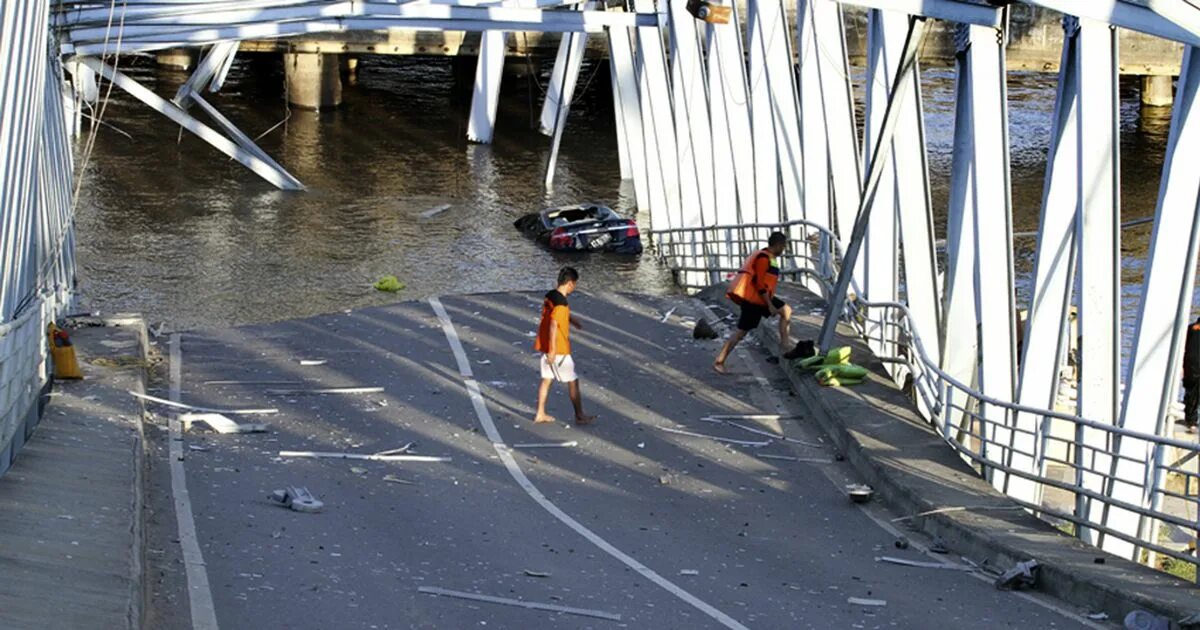 Видео обрушения моста. Крымский мост обрушился. Крымский мост рухнул. Обрушенный мост. Крымский мост рушится.