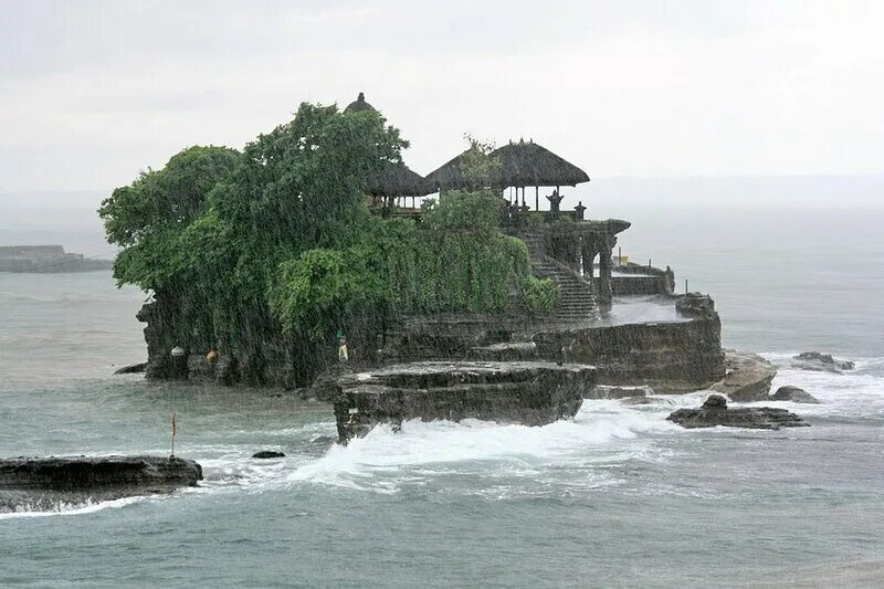 Храм пура танах лот. Остров в индонезии 4. Архипелаг раджа ампат индонезия. Raja ampat индонезия. Ментавайские острова индонезия.