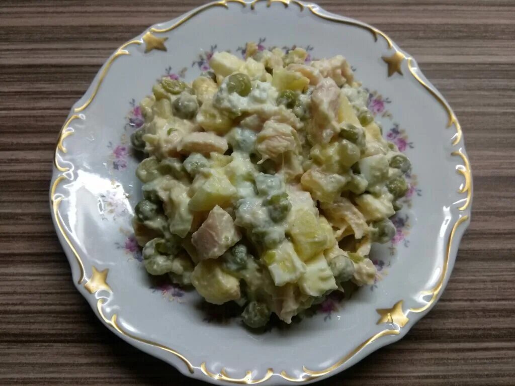 Рецепт салат курица горошек. Салат с копчёной курицей и горошком. Салат с копчёной курицей и горошком зелёным. Салат с курицей и зеленым горошком. Салат из копченой курицы с огурцами и горошком.