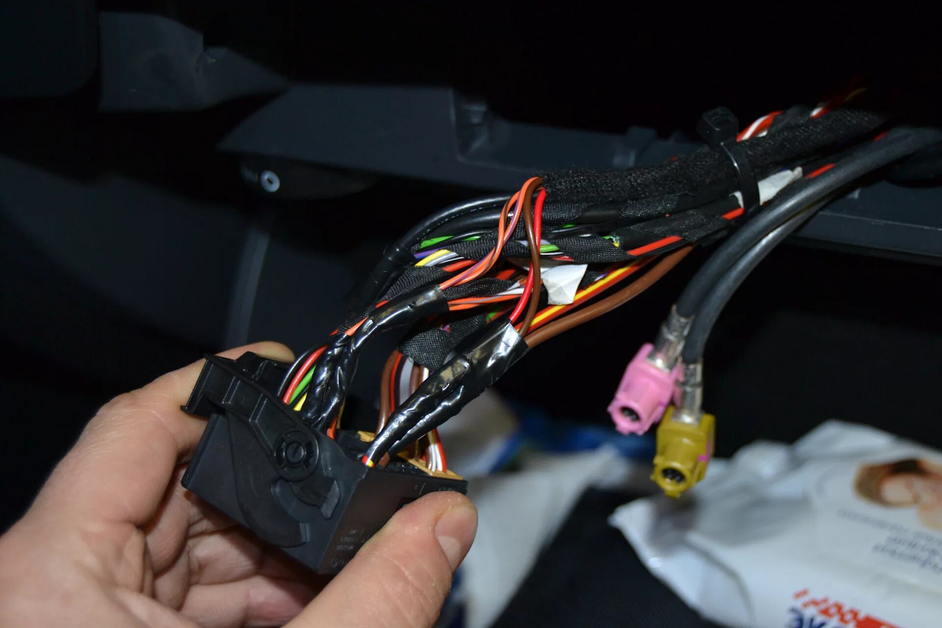 Камера заднего вида (комплект для подключения) bad-01. Проводка камерой. Провода cvbs in 1 2. Камера 01 заднего хода. Проводка для камера ассистентов тигуан 2.